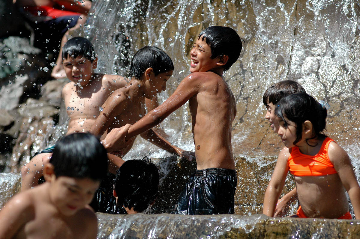 Children cool off in a Santiago fountain. 