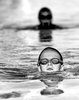 svartvit bild på barn i poolen, konstbild