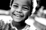 svartvit bild på ett barn