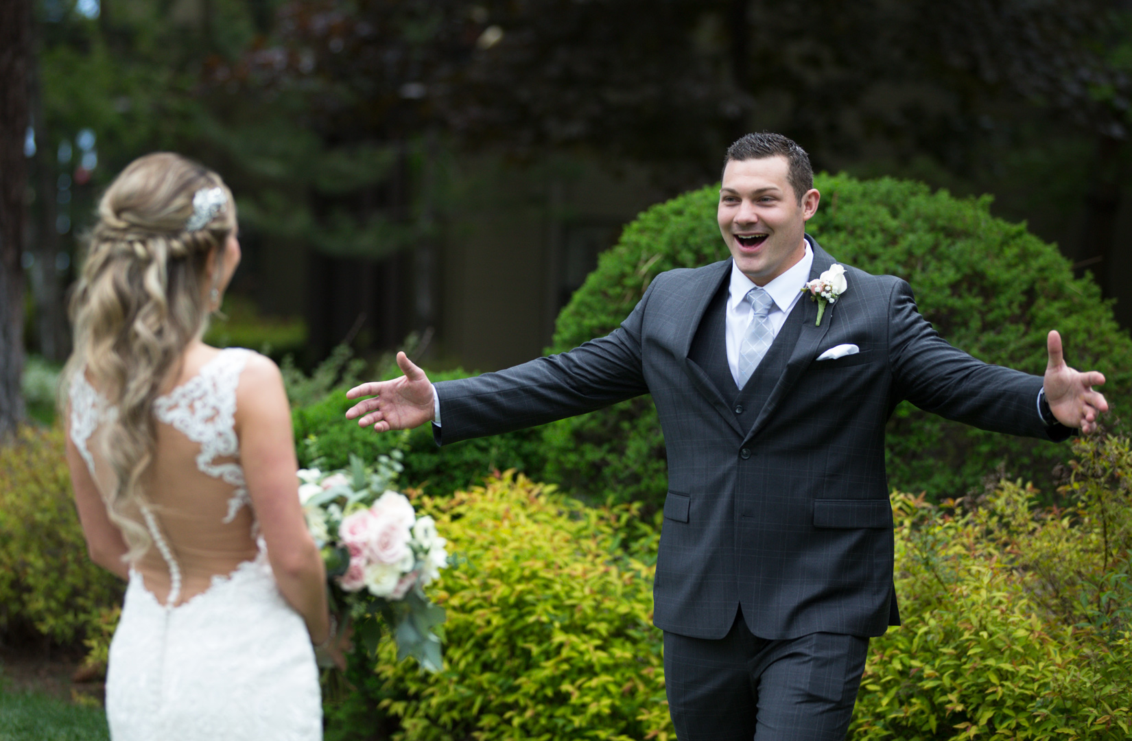 bride-seeing-groom-first-time