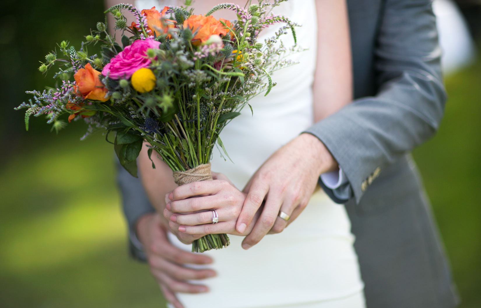 wedding-rings-and-wedding-flowers