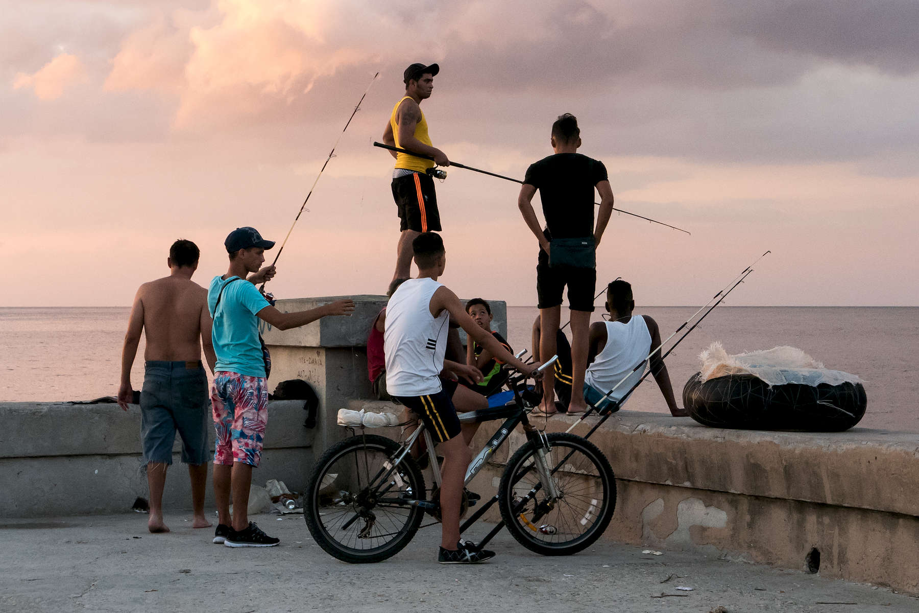 Cuba_25malecon-fishermen