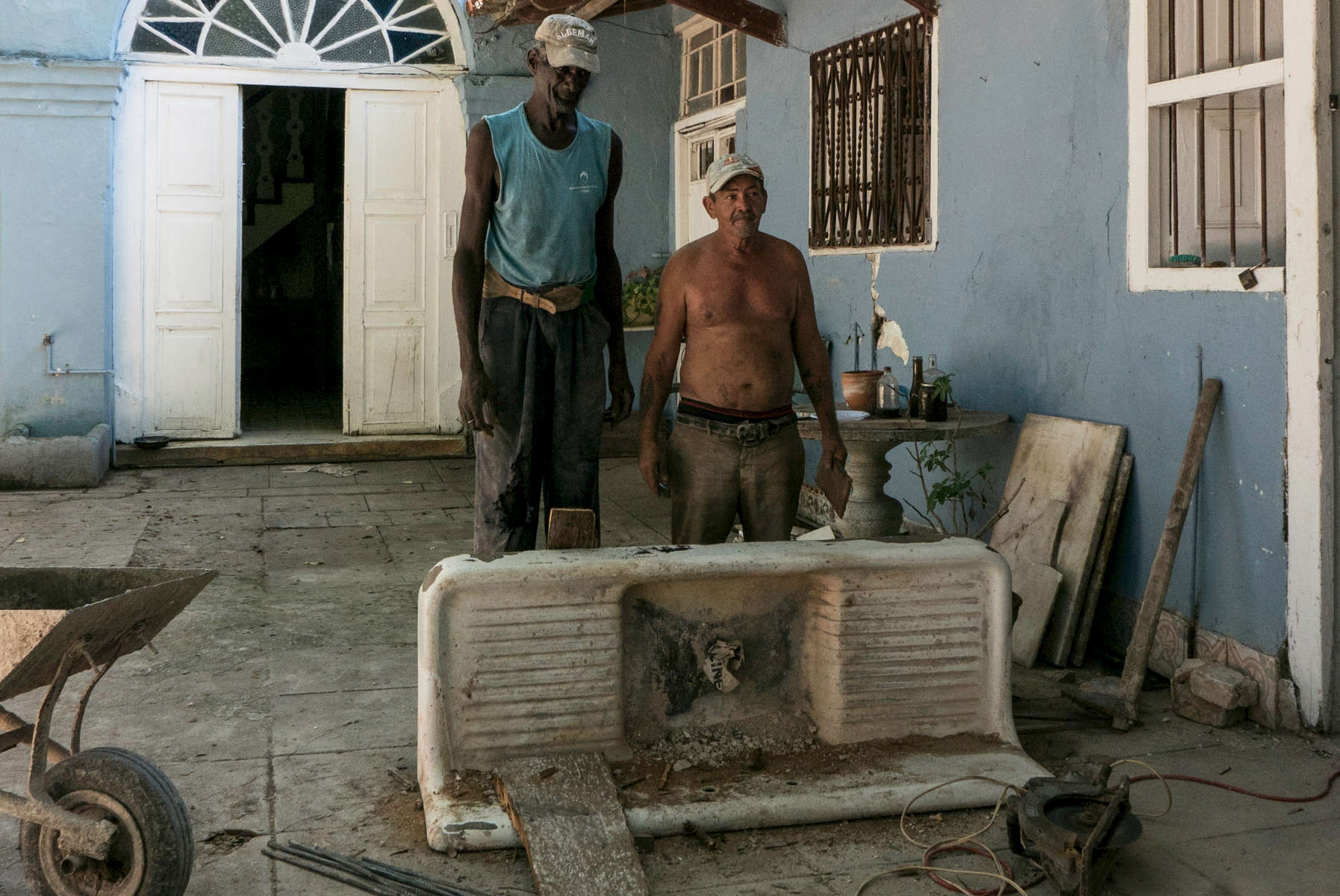 Cuba_38-Matanzas-worker