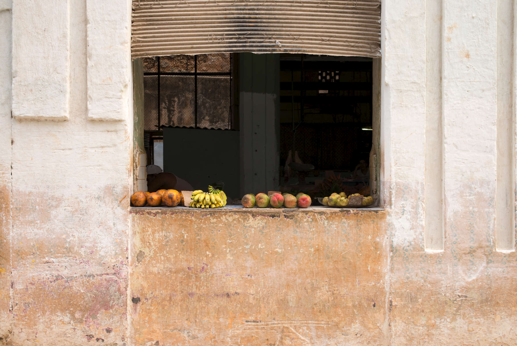 Cuba_Frutas-en-ventanilla