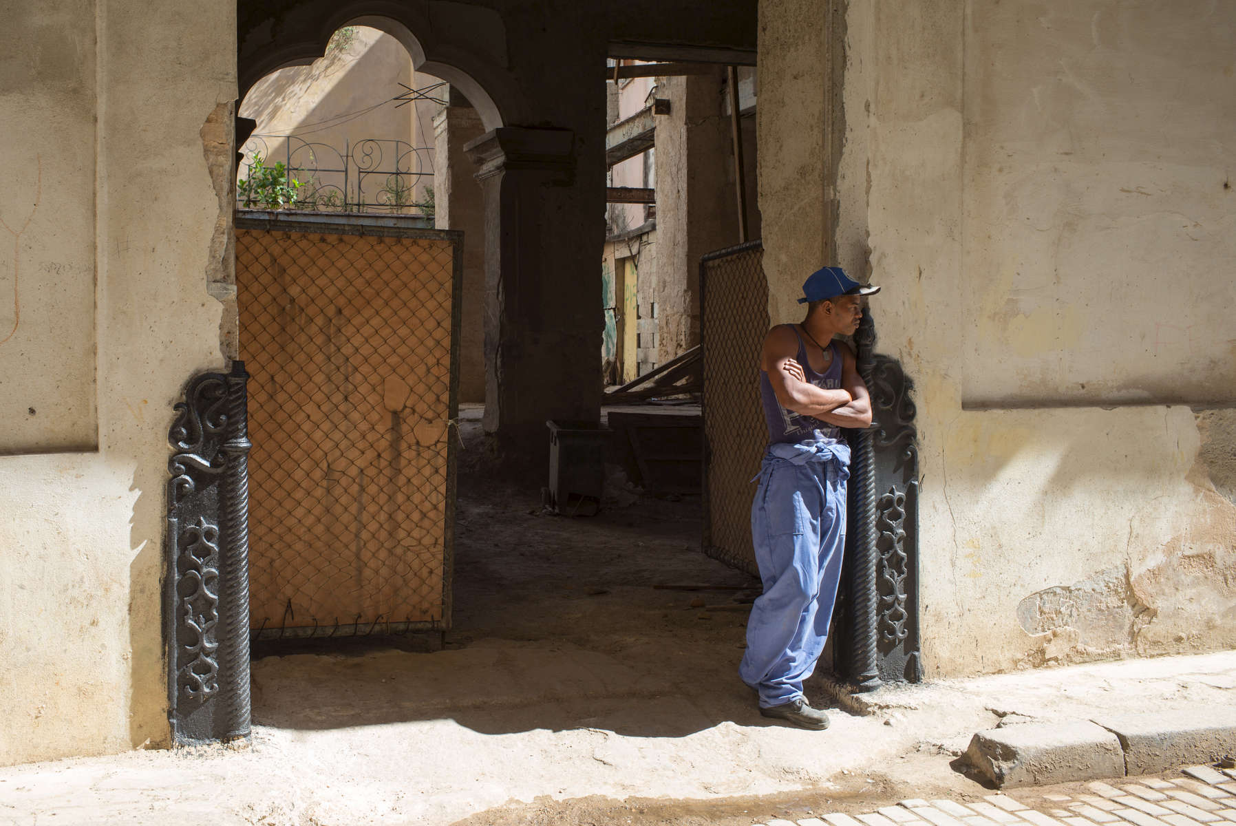 Cuba_Obrero-guarda-esquinas