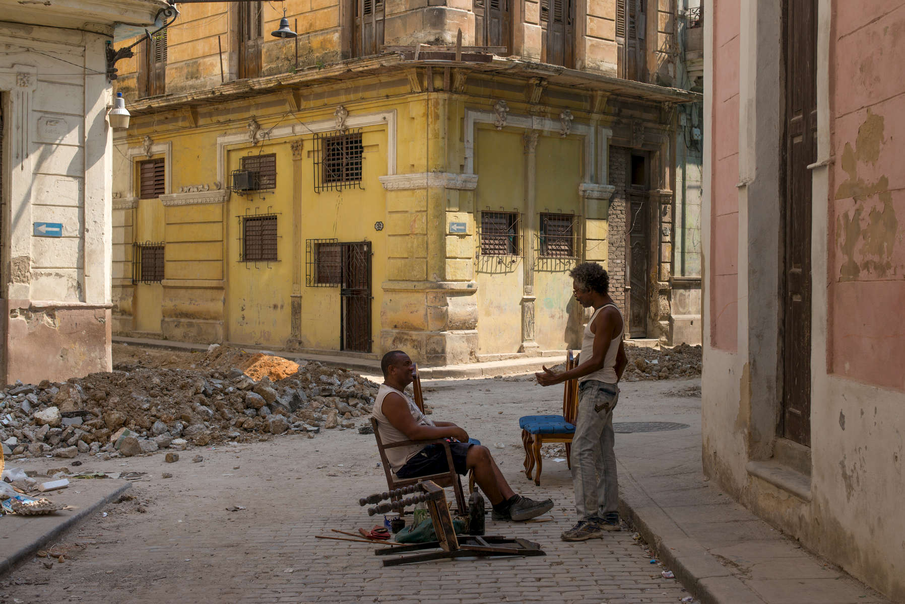 Cuba_arreglando-sillas
