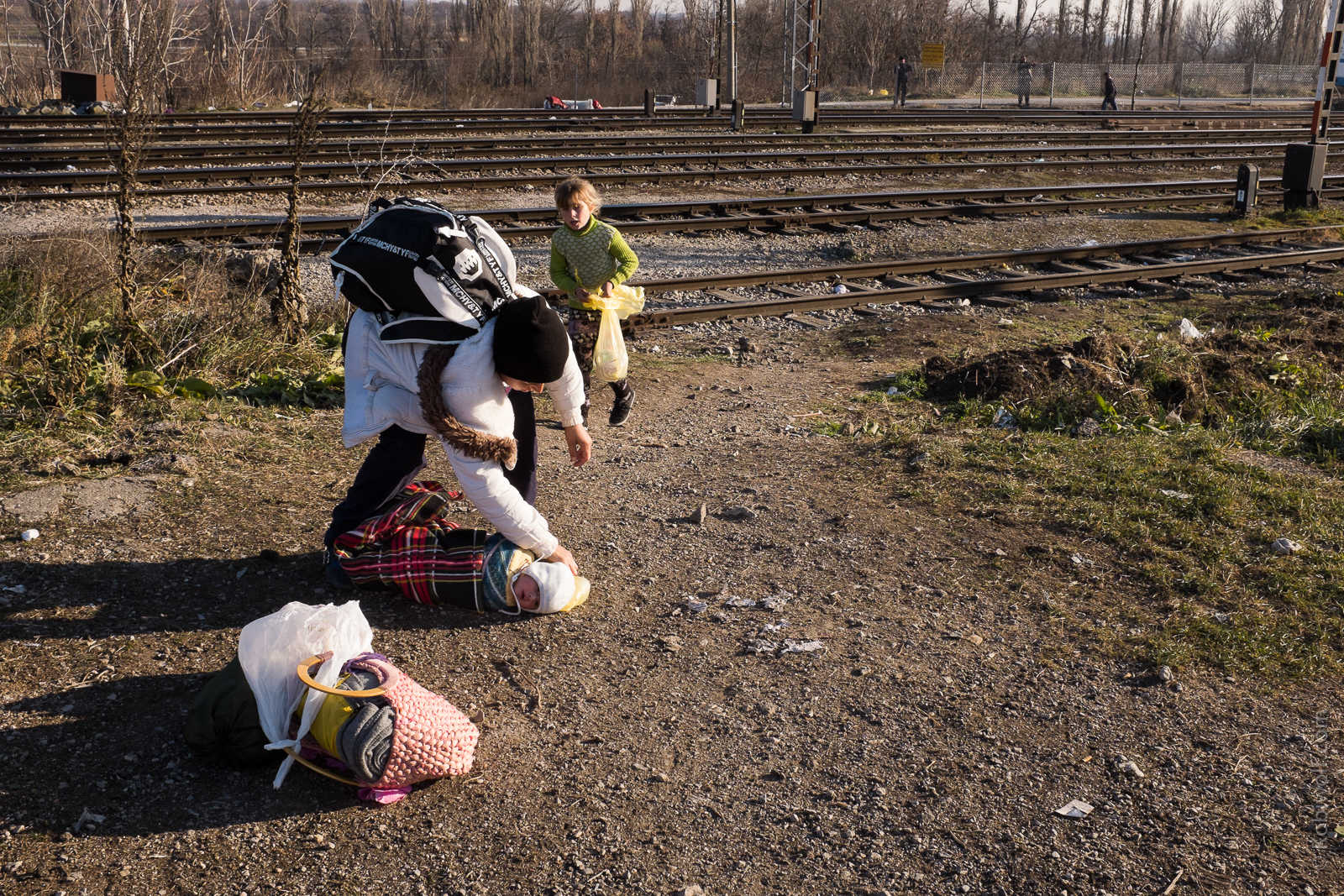 Syrian mother and daughters trying to cross the border from the Macedonia to Serbia