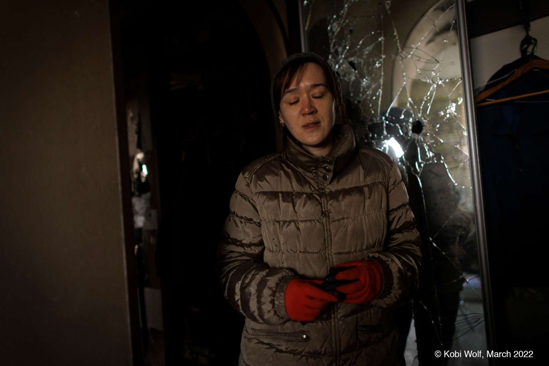 Lina. Gromakova in her apartment that damaged after rockets attack by Russia In Kyiv, Ukraine  on March 21 2022  photographer: Kobi Wolf