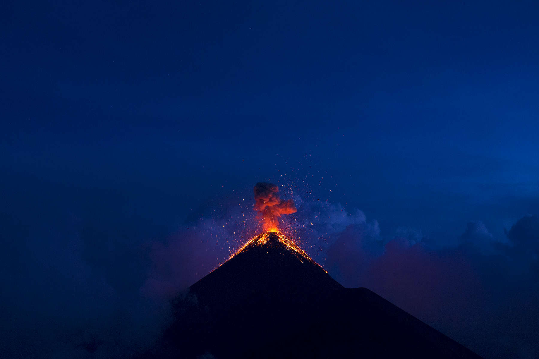 Volcano Fuego makes an eruption just one month before the eruption that killed dozens.