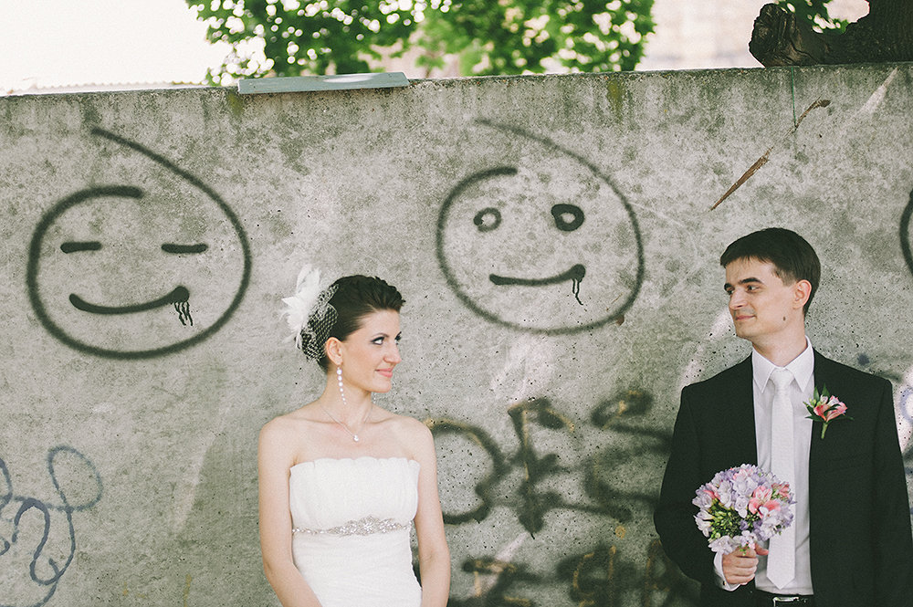 daw-bride-and-groom-grafitti-wall-smile-wedding-photographer-photoartelier-adrian-hancu_93
