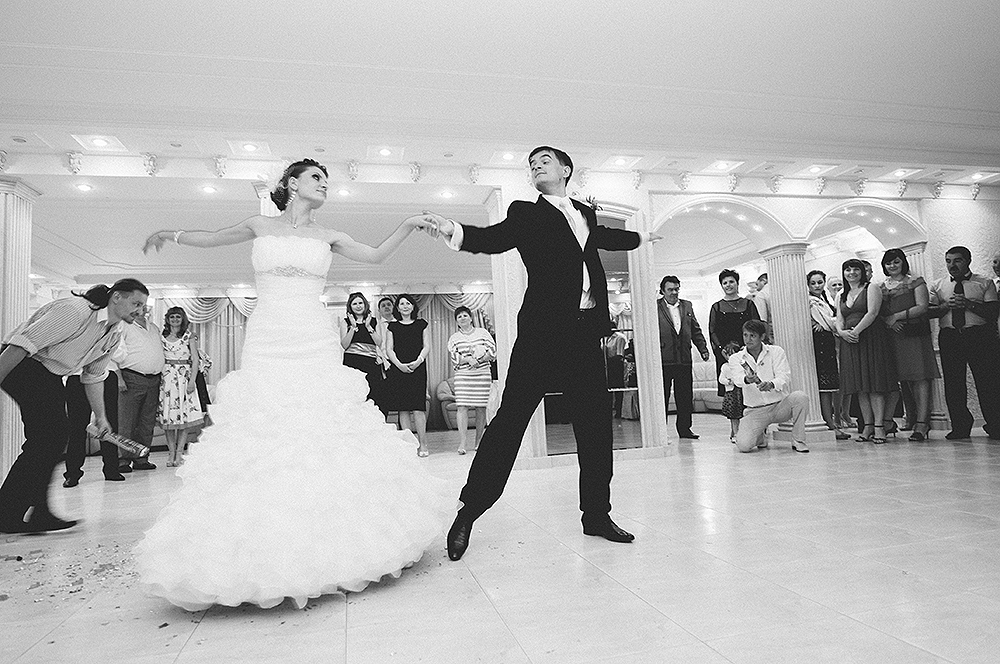 daw-bride-and-groom-sweet-and-funny-dancing-in-black-and-white-wedding-photoartelier-adrian-hancu_55