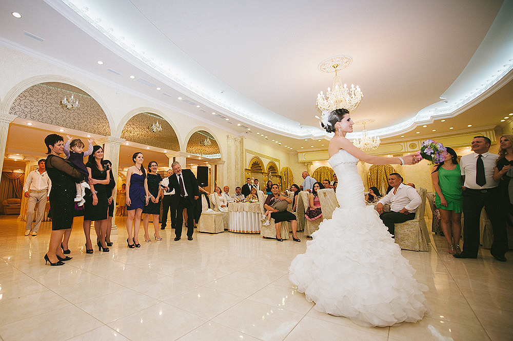 daw-bride-throwing-bouquet-photographer-wedding-photoartelier-europe-adrian-hancu_60