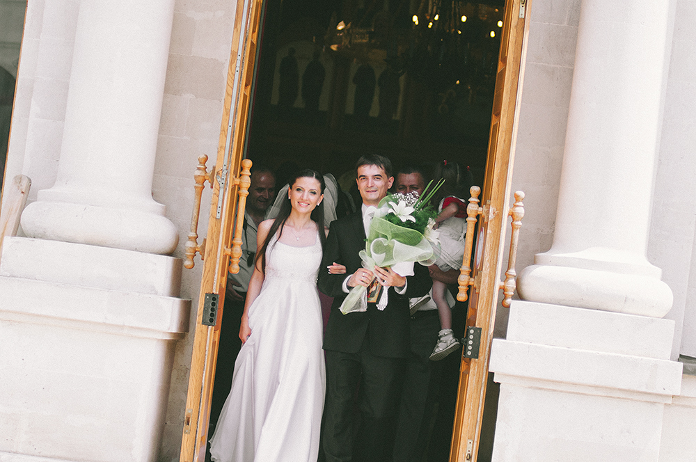 daw-fotograf-bride-and-groom-exit-church-wow-happy-together-wedding-photographer-france-adrian-hancu_80