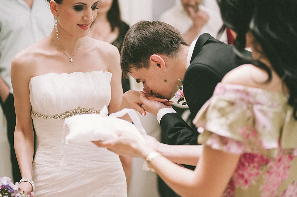 daw-fotograf-wedding-photography-groom-kissing-brides-hand-france-photographer-adrian-hancu_84