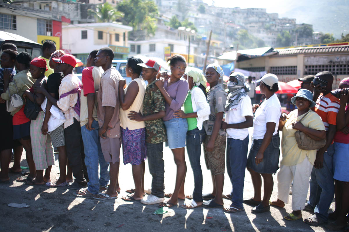 01-24-10  Port Au Prince, Haiti - Deskl: FOR - Slug: - SCENES - Haitians line up at a food and water distribution area in the Canape (accent aigue over the {quote}e{quote}), Vert neighborhood.  - Ozier Muhammad/The New York Times