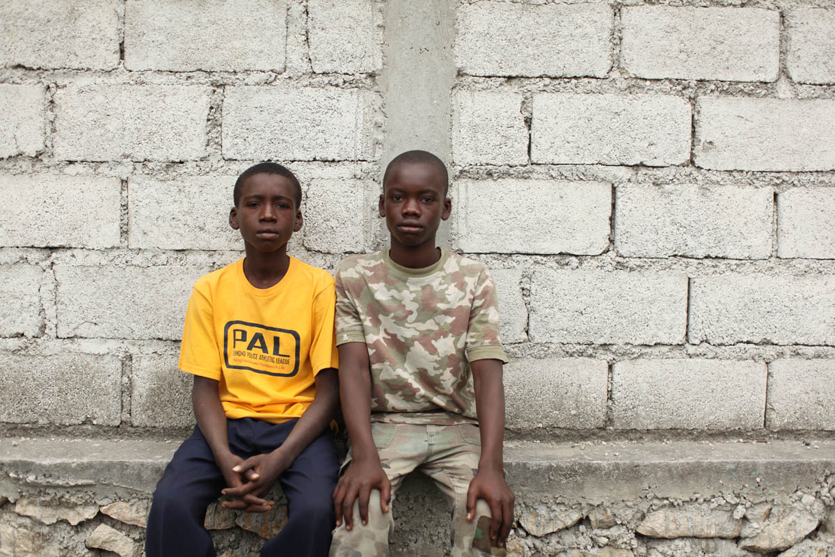 01-25-10  Port Au Prince, Haiti - Deskl: FOR - Slug: - ORPHANS  -  Jhon-derson Dade, 11, with his brother Judeson, 12. - Ozier Muhammad/The New York Times