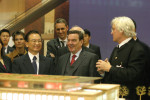 Chinese Premier Wen Jiabao  and former German Chancellor Gerhard Schroeder visit the National Museum / gmp