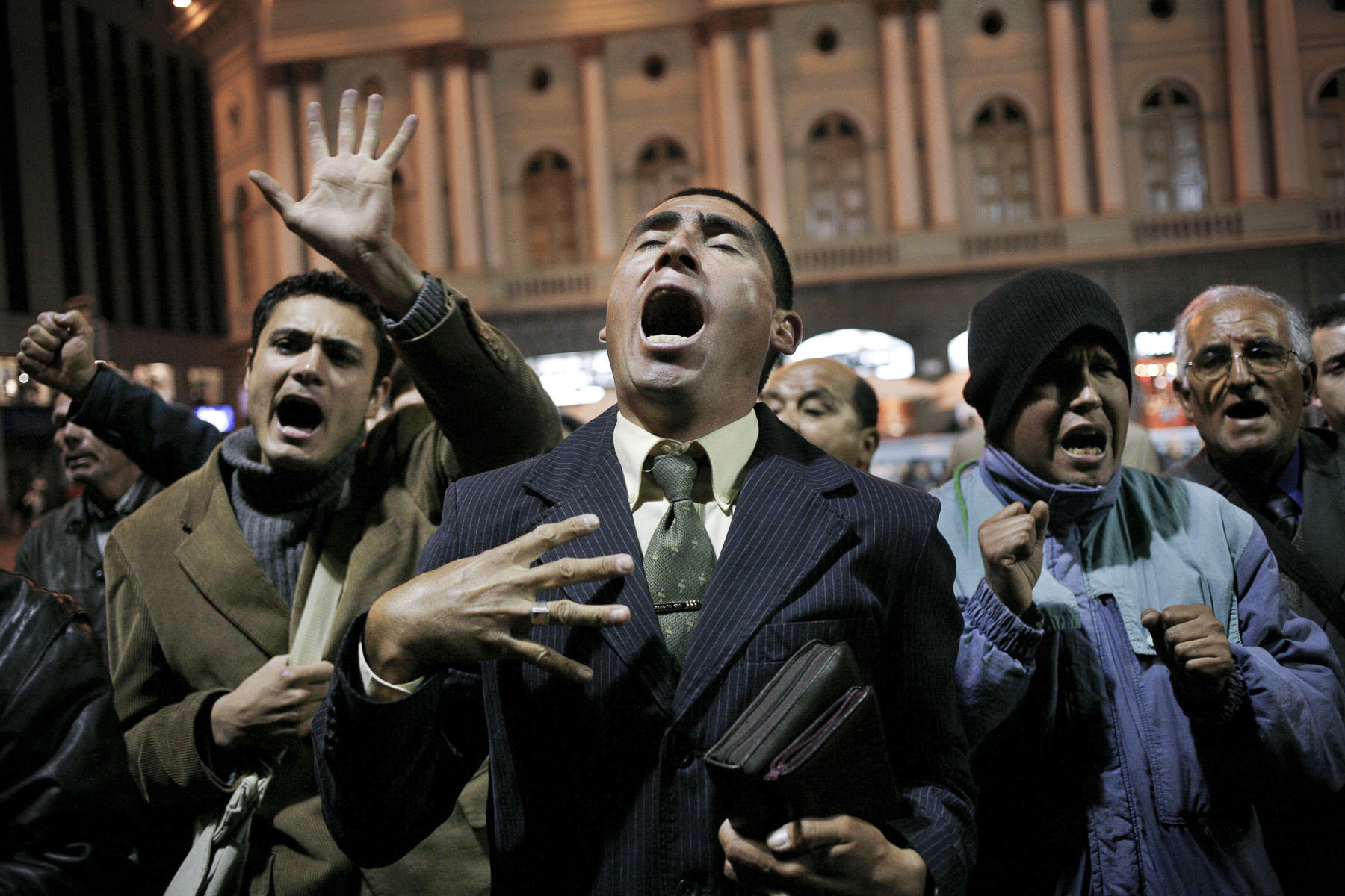 Members of the evangelical church «La cruzada de poder» praying in the Plaza de Armas in September 2007
