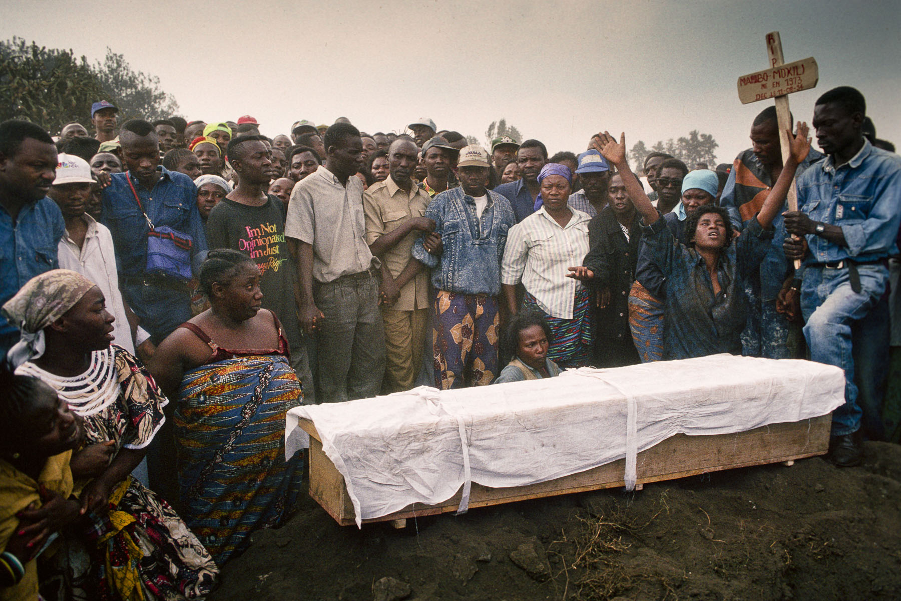 Funeral near the Rwandan Hutu refugee camp of  Kibumba in August 1994