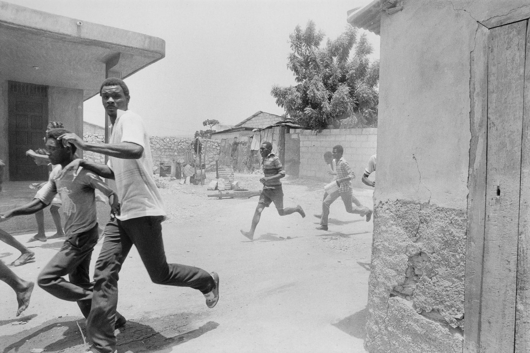 The army shoots at a students’ and taxi drivers’ demonstration in August 1986