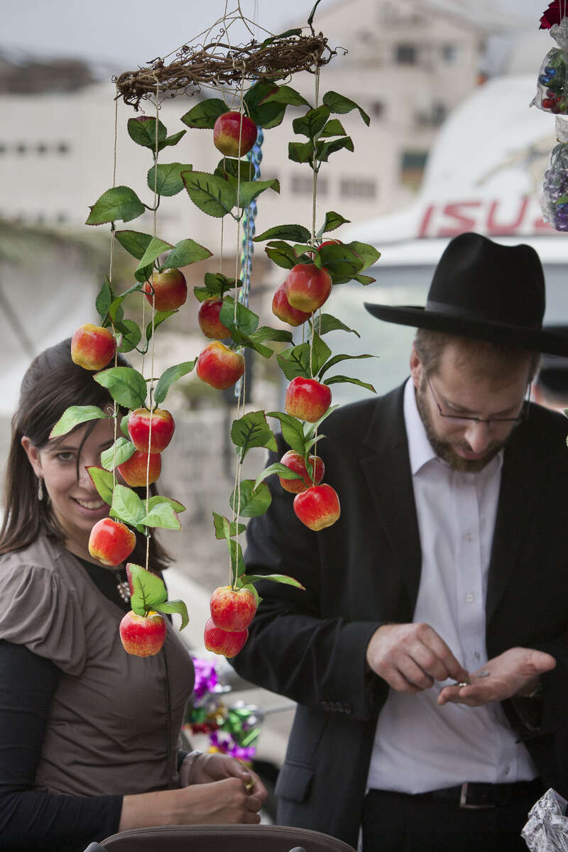 An ultra-Orthodoxe Jews couple in the district of Mea Shearim. October 2010