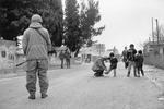 Israelian soldiers and Palestinians in January 1988