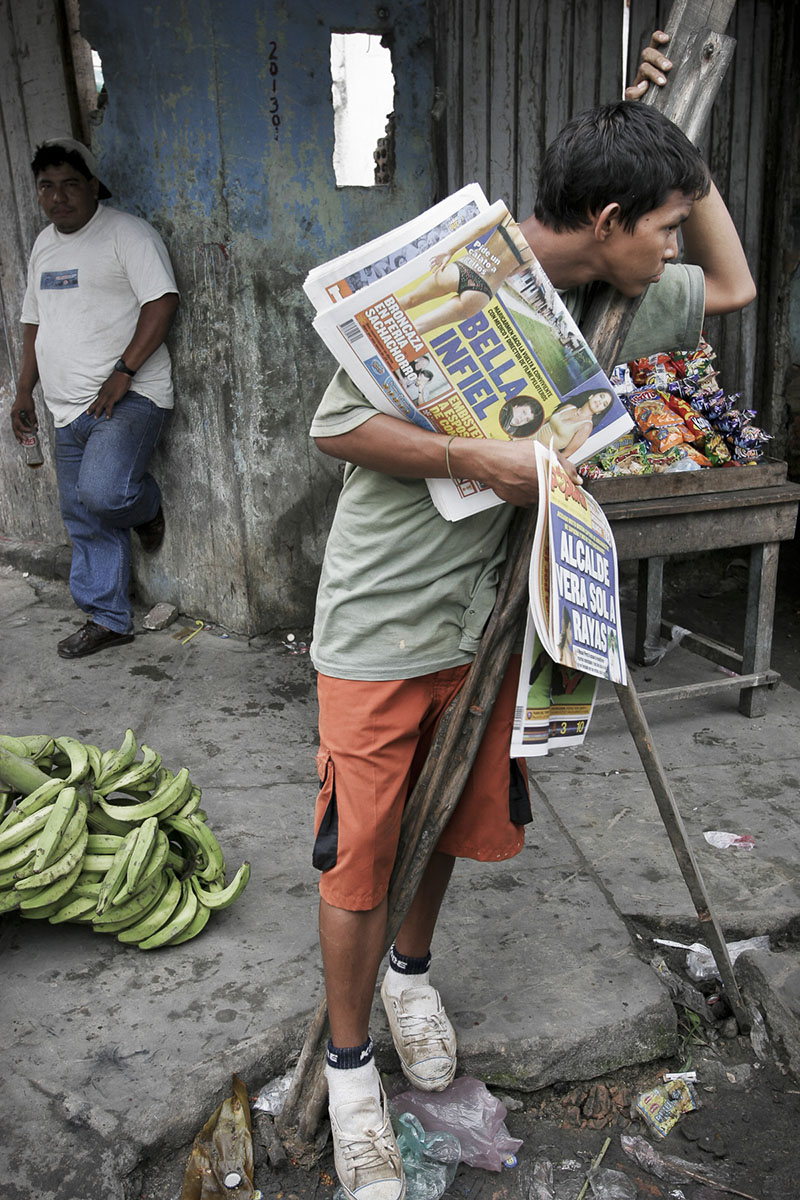 Belém area, newspaper seller on April 2005