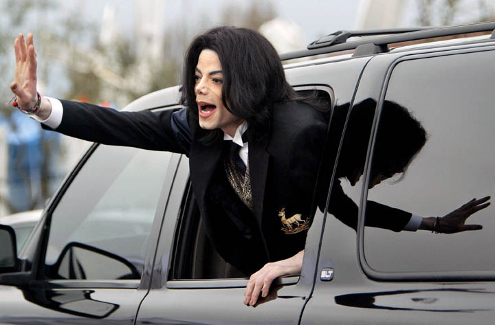 Michael Jackson waves to fans as he arrives at the Santa Barbara County courthouse for his child molestation trial.