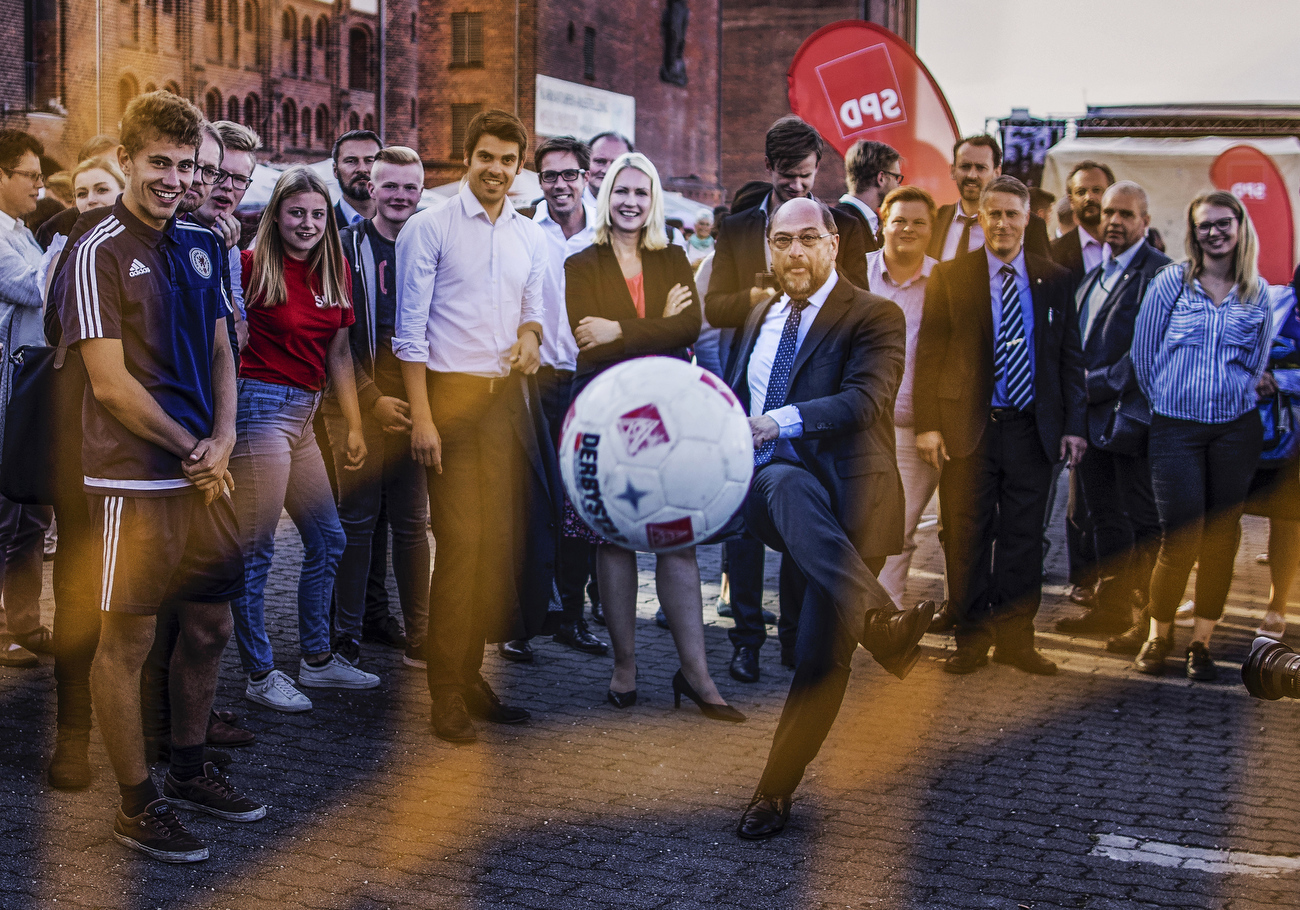 August 16, 2017 - Stralsund, East Germany: Martin Schulz kicks a soccer ball as part of his visit to the SPD festivity. Martin Schulz, chancellor candidate of the German Social Democrats (SPD) and Governor of Mecklenburg-Western Pomerania Manuela Schwesig join the  SPD Bürgerfest  (Citizens Festival ) during an election campaign stop. Germany is scheduled to hold federal elections on September 24. (Hermann Bredehorst / Der Spiegel / Polaris)