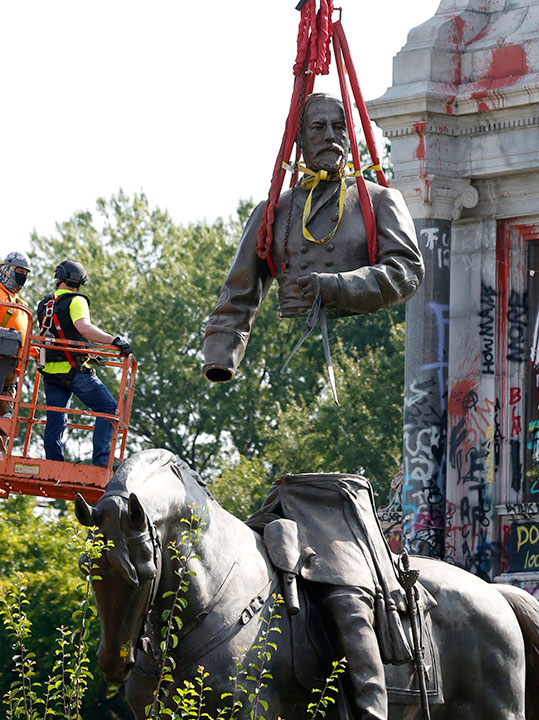 The top part of Robert E. Lee statue is lifted on Monument Ave.