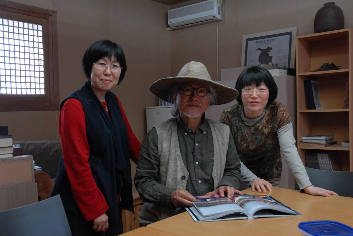 Left to right: Han Young-sook with painter and photographer Paek Ja-won and Ko Kyung-hee.