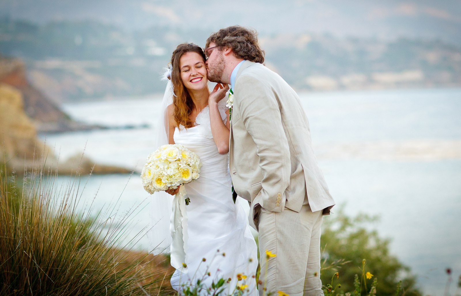 -Terranea-Resort-wedding-photos-of-bride-and-groom-at-sunset-in--Rancho-Palos-Verdes-