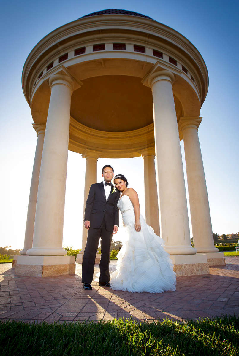 dramatic-bride-and-groom-portraits-at-pelican-hill