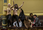 Sesión de Control al Gobierno en el Congreso de los DiputadosActivistas de Femen desnudas irrumpen desde las tribunas de publico del Congreso en defensa del aborto. © Alberto R. Roldán / La Razón09 10 2013