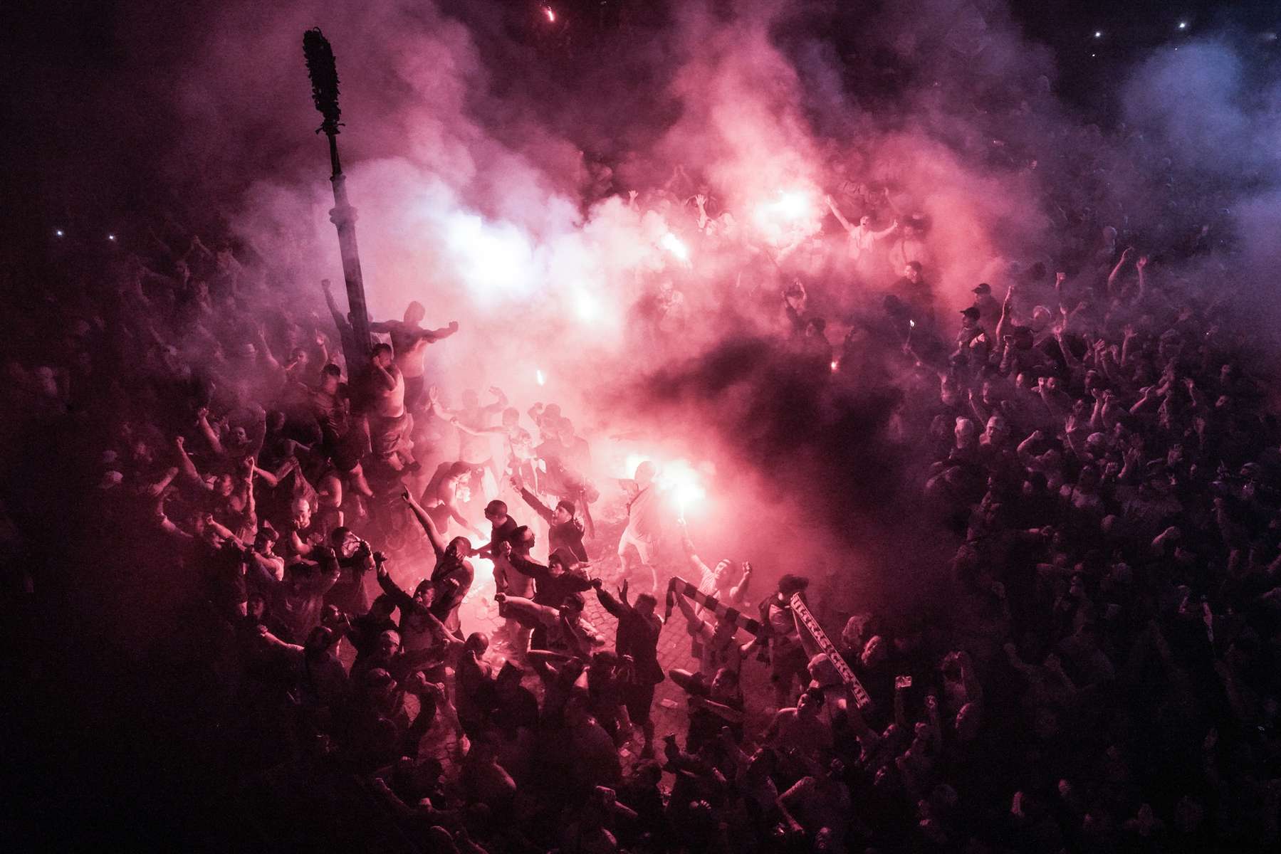 Zehntausende Fans der Frankfurter Eintracht feiern auf dem Römerberg in Frankfurt und verbrennen Bengalos, als die Mannschaft auf dem Balkon des Römer-Rathauses nach dem Gewinn der Euro League den Siegerpokal präsentiert. 