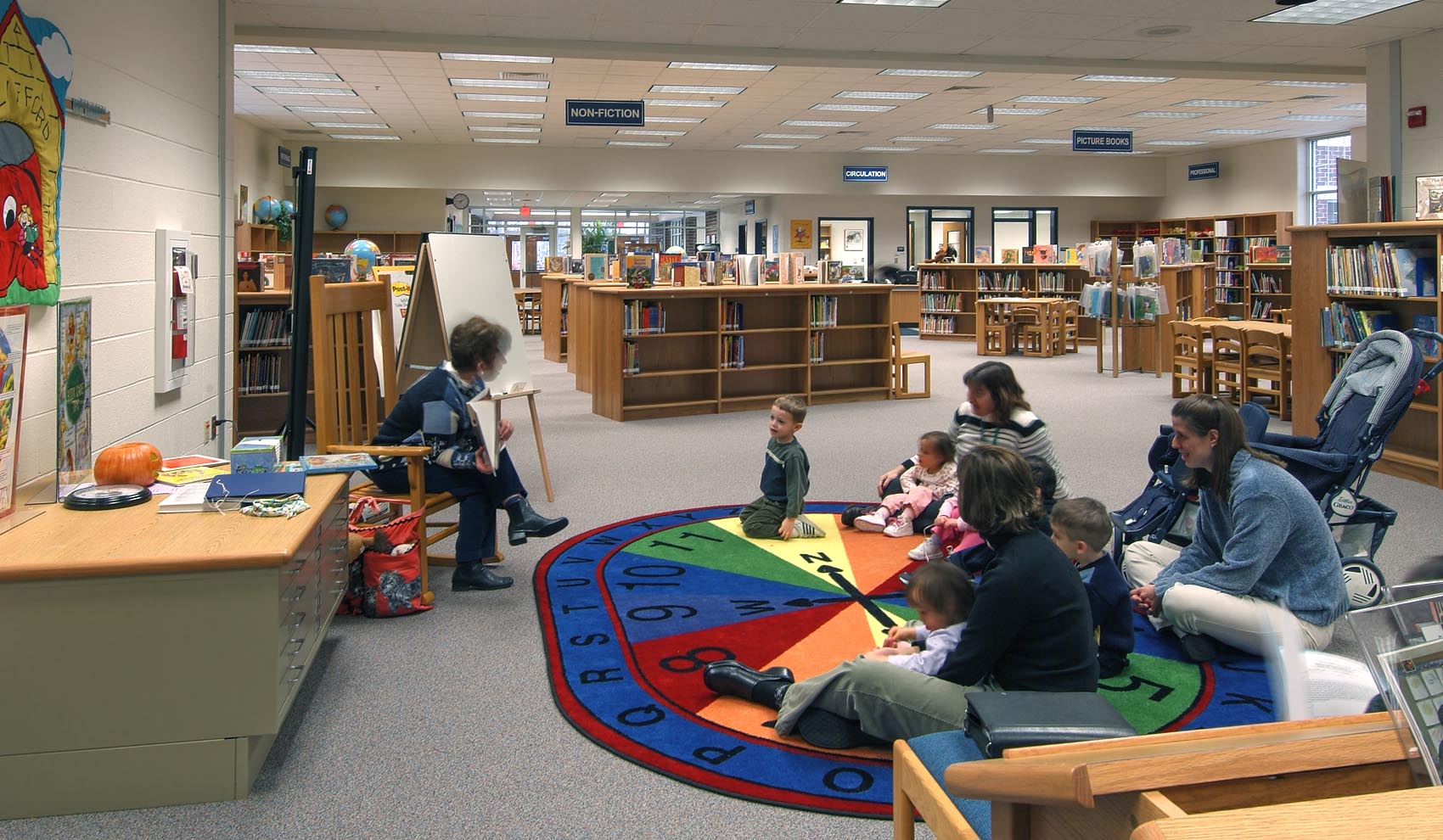 Newton-Lee school library. llibrarian reading to kindergarteners