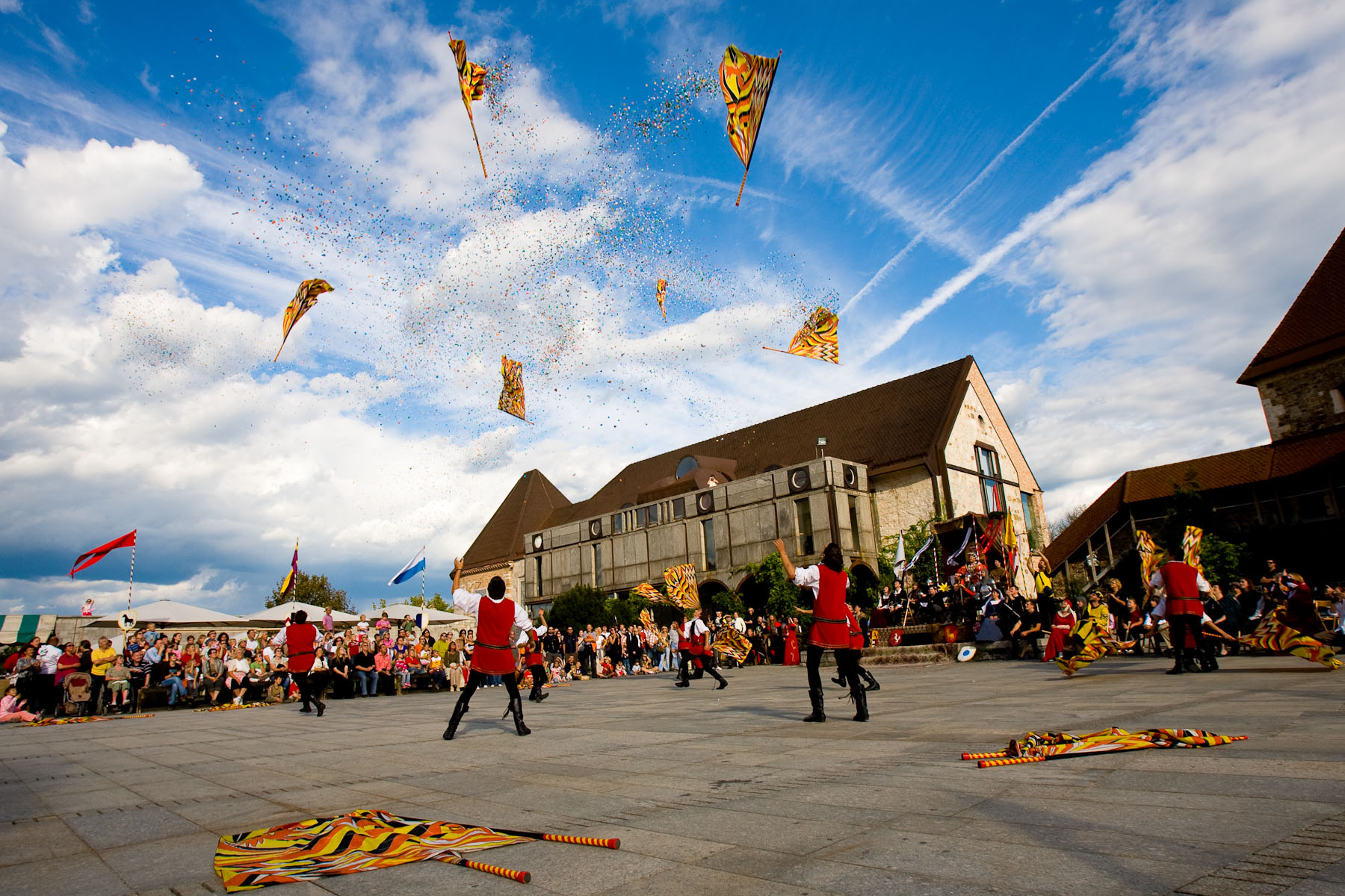 The largest Medieval events like the Ljubljana Medieval Days open with a skillful performance of Italian flag throwers. There can be 50 members of such teams whose performances are an intorduction to a spectacular day.