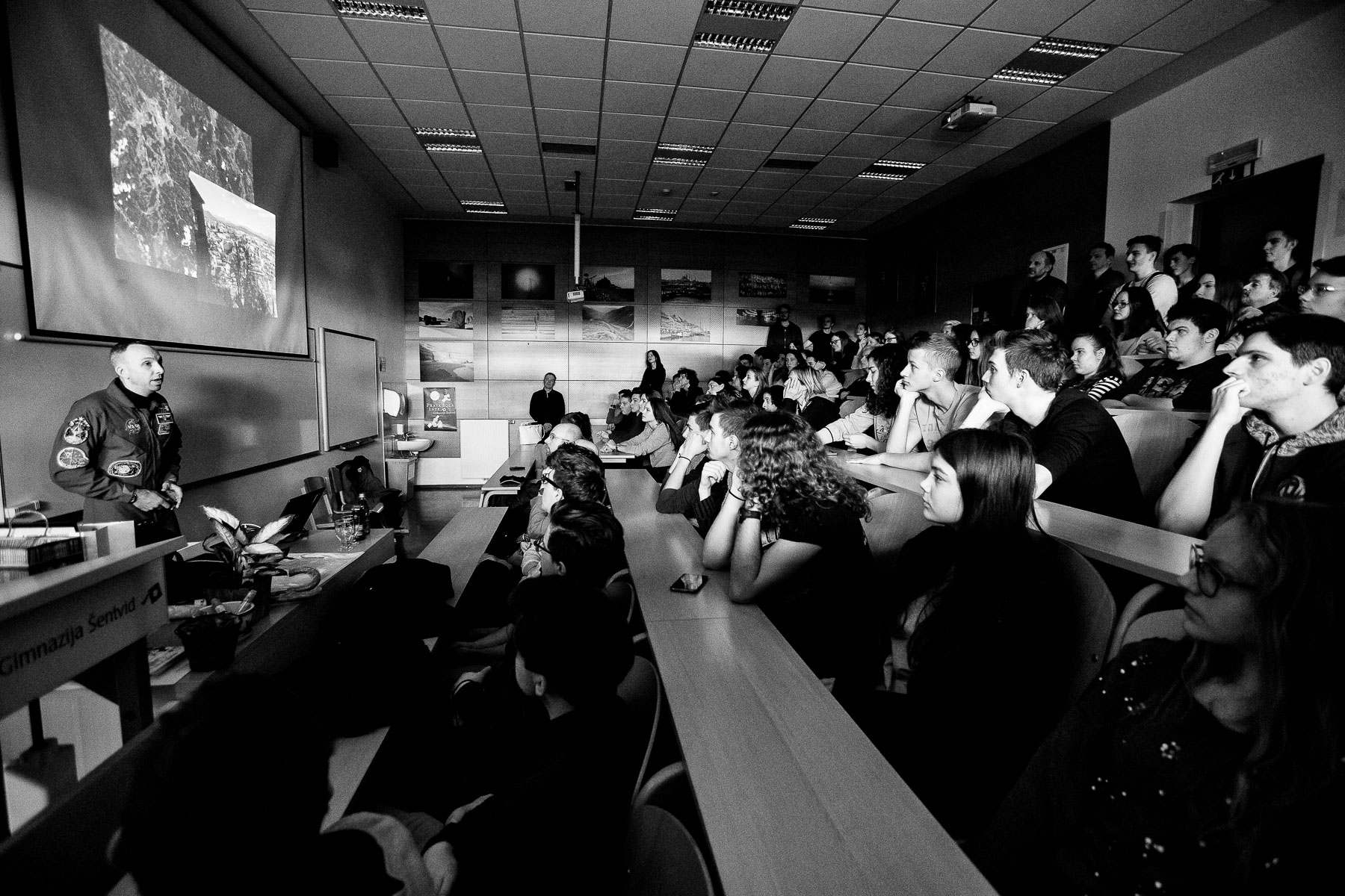 Randy gives a presentation of his time at the International Space Station to students at the Sentvid Highschool in Ljubljana.