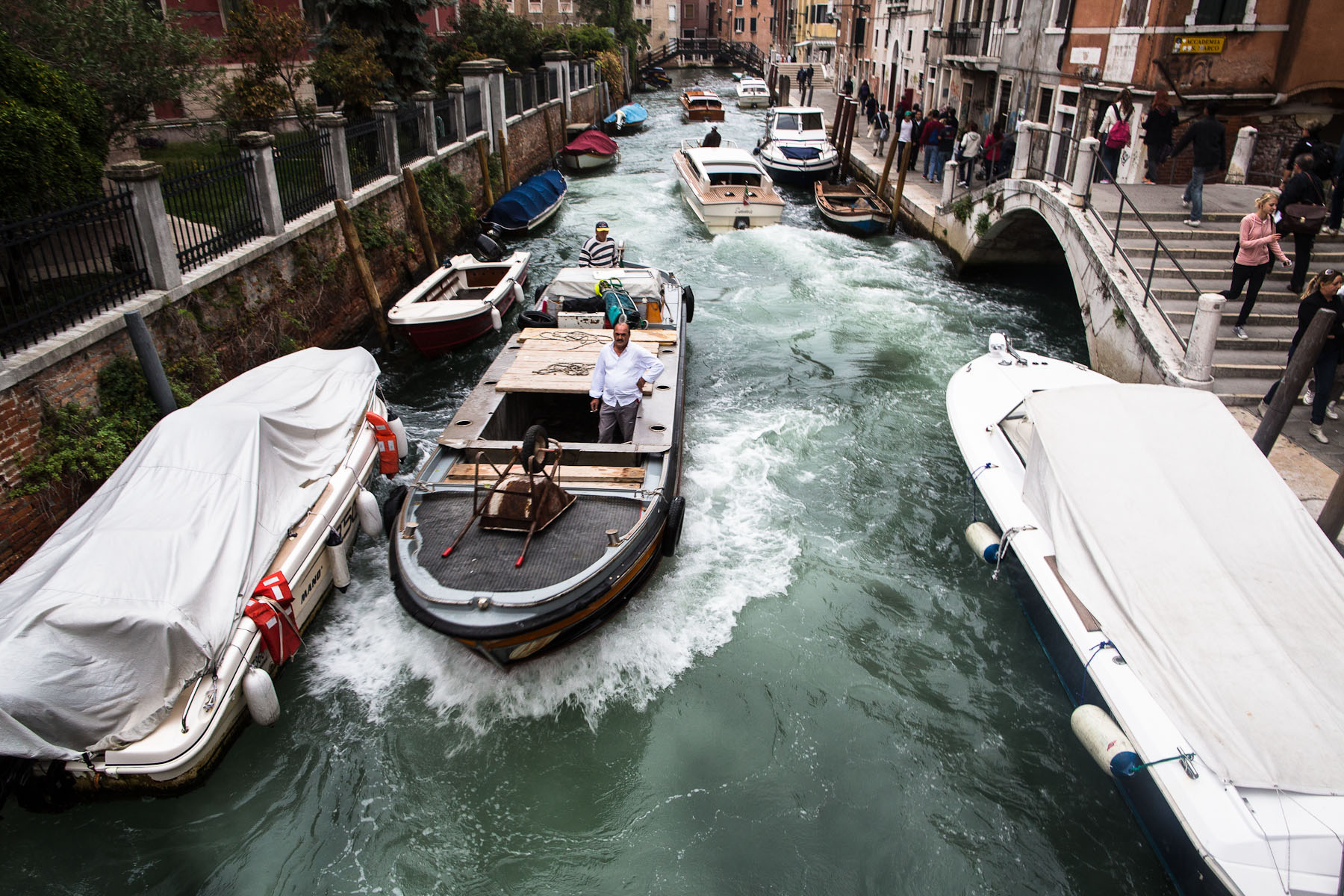Heavy traffic in the narrow canals of the city of Venice displaces a lot of water and causes strong wave action. Continuous striking of waves against the facades causes damage to the buildings, destabilizes them and weakens the foundations.