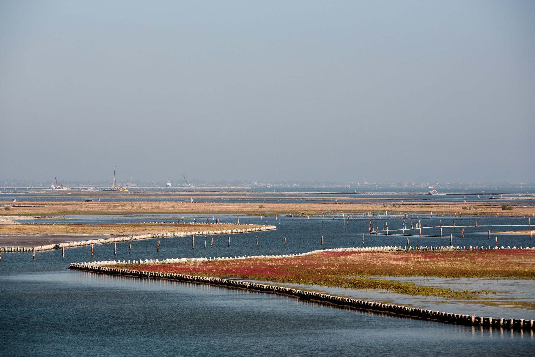 An extensive reconstruction work is underway in the south Venetian lagoon to rebuild salt marshes and reinforce their shores to protect them from waves that erode them and eventually destroy them.