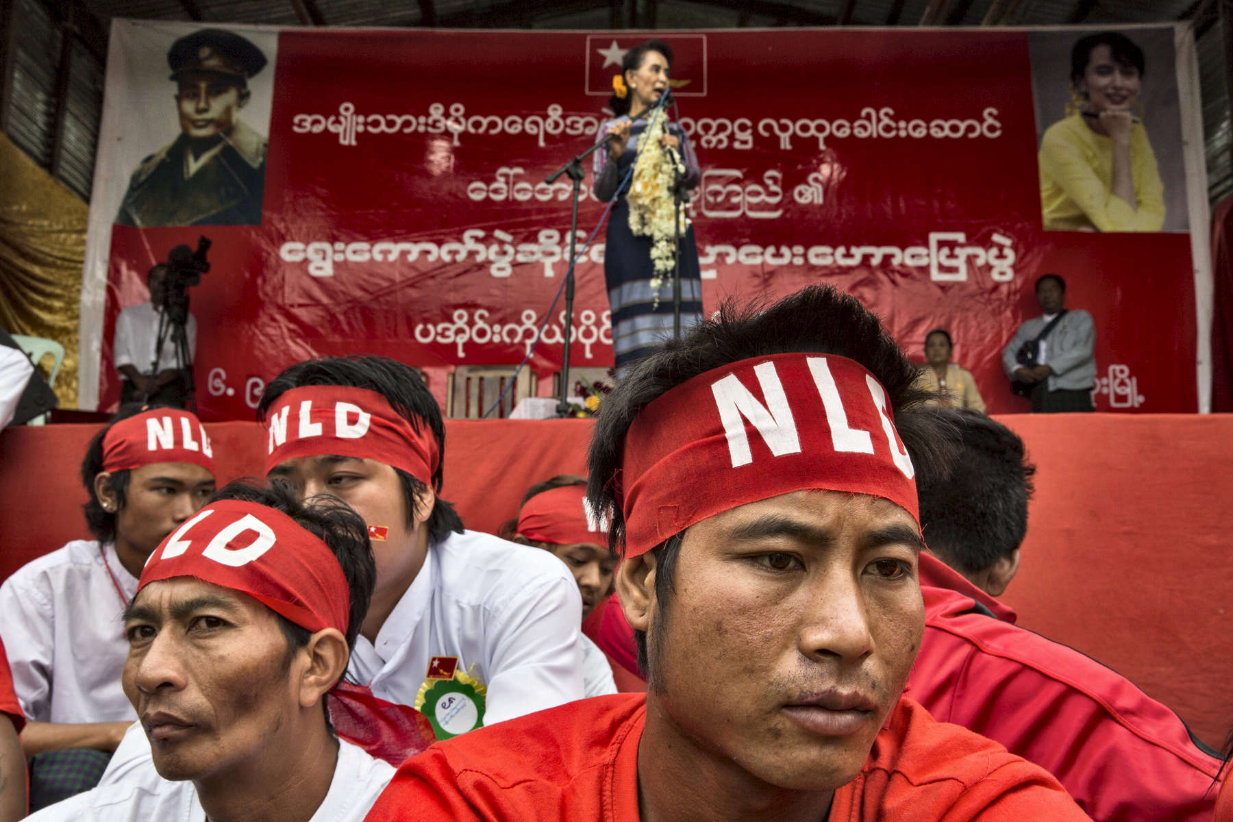 Hopone: NLD supporters sit in front of the stage as Aung San Suu Kyi speaks during an early election campaign visit to Shan state.Paula Bronsteinfor Der Spiegel / Getty Images Reportage