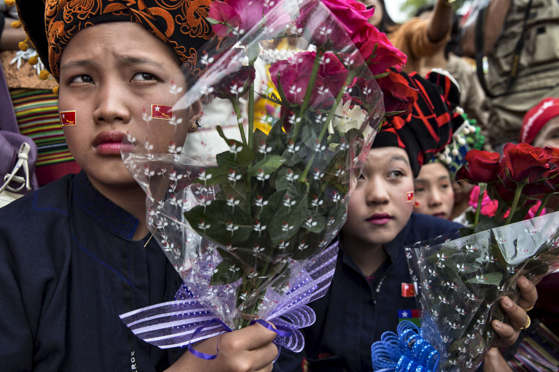 Hopone:  Ethnic Pa-Oo women hold flowers  as Aung San Suu Kyi speaks during an early election campaign visit to Shan state.Paula Bronstein for Der Spiegel / Getty Images Reportage