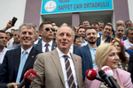 Muharrem İnce jokes with journalists after his vote in his hometown Yalova on June 24, 2018. He will disappear until the officials results.