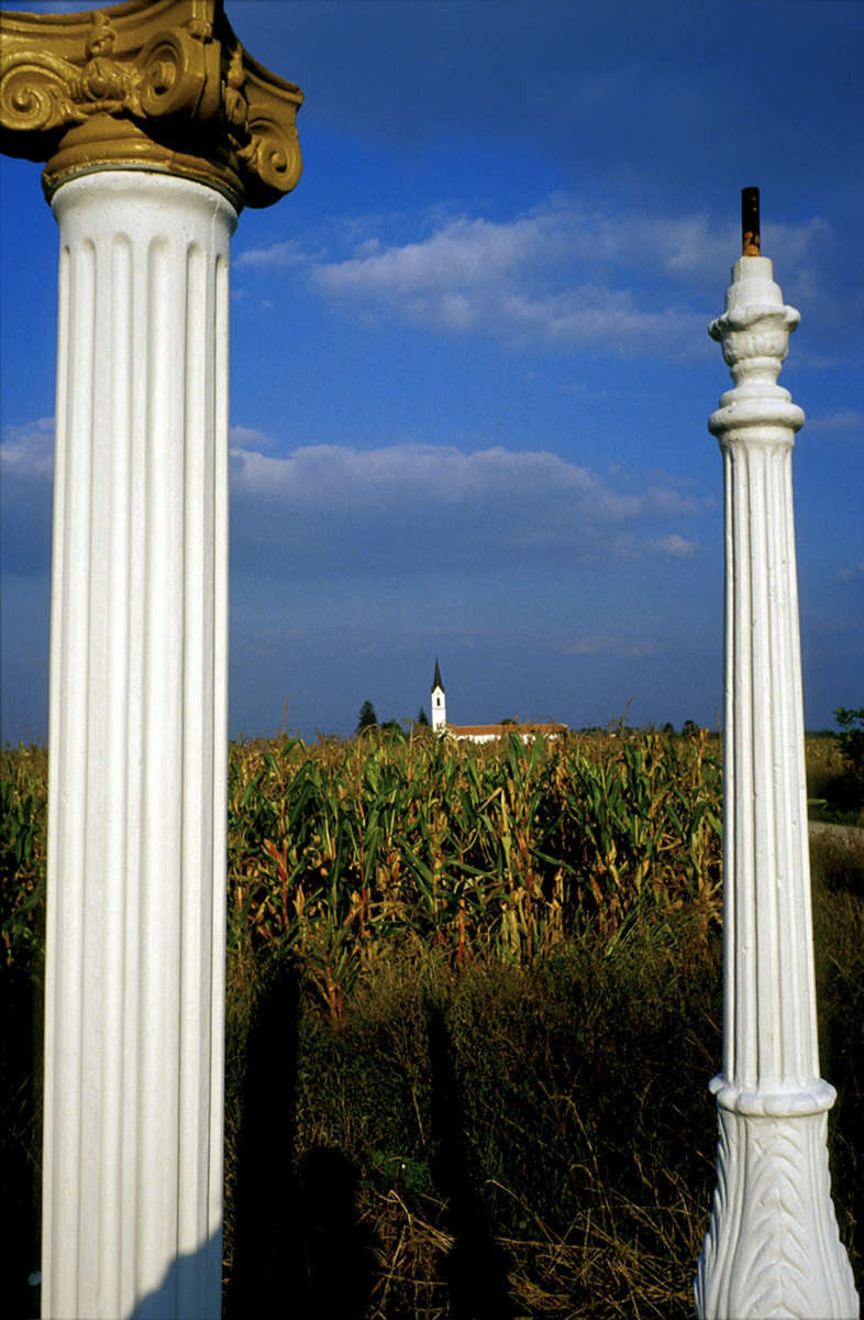 Roadside scene, north of the city of Banja Luka. Non-Traditional architectural decorations such as painted columns and swans have become popular among many returning refugees who lived elsewhere during the war. More than 40 percent of the country\'s housing stock was destroyed during the 1992-95 war. 