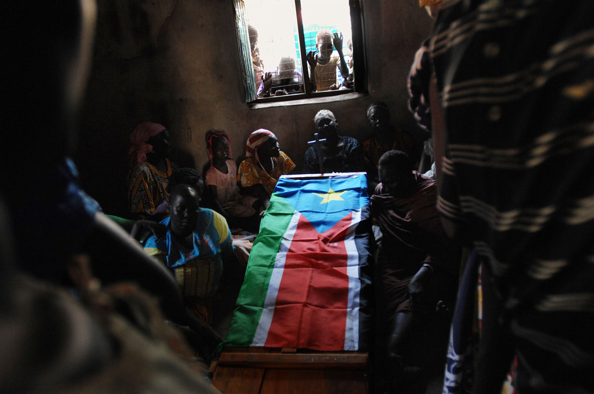 The family of SPLA Major Mabior Mading mourn over his casket at the family homestead.  Major Mading was killed during an attack on Duk Padiet village in Jonglei State days earlier.  The attack killed at least 160 people during a period of great insecurity across Southern Sudan and particularly in Jonglei State. Rumbek, Lakes State