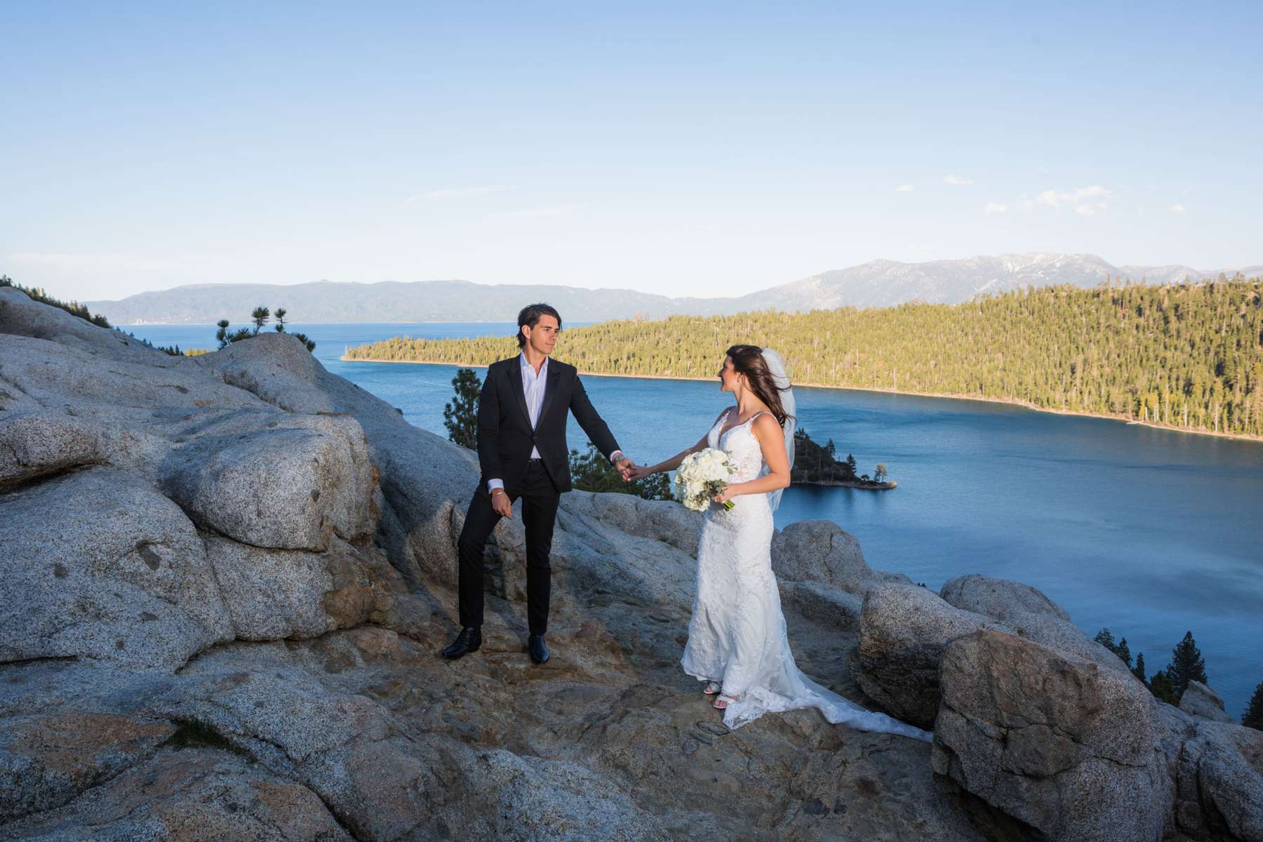 Having your wedding photos taken at Lake Tahoe can result in some truly stunning images. The lake provides a backdrop of stunning natural beauty, with mountains, forests, and crystal-clear waters. You and your spouse can take advantage of the lake's many scenic spots, including sandy beaches, forested hiking trails, and rocky outcroppings with panoramic views. 