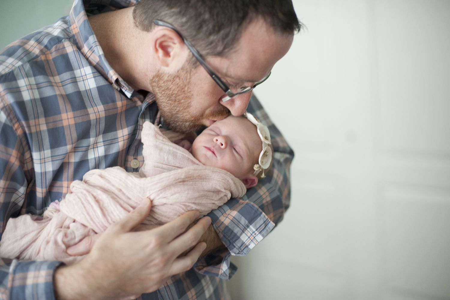 father with newborn daughter, family portraits