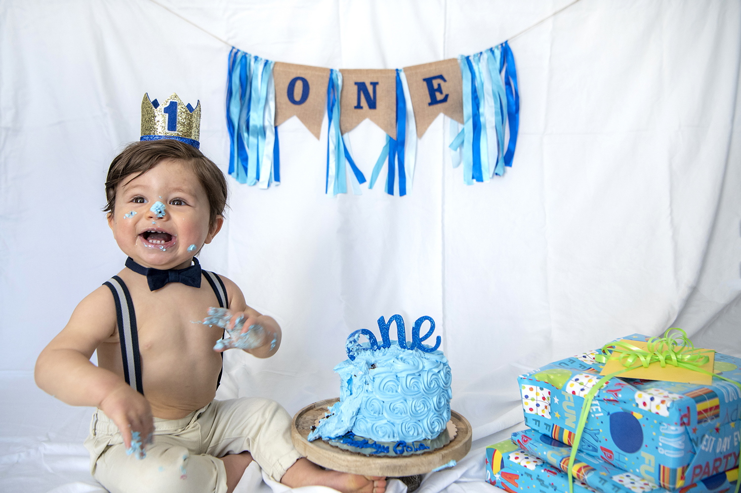 cake smash photoshoot for 1 year old in Hoboken