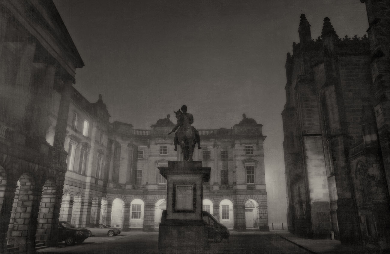 statue at the back of St. Giles Cathederal on a foggy night