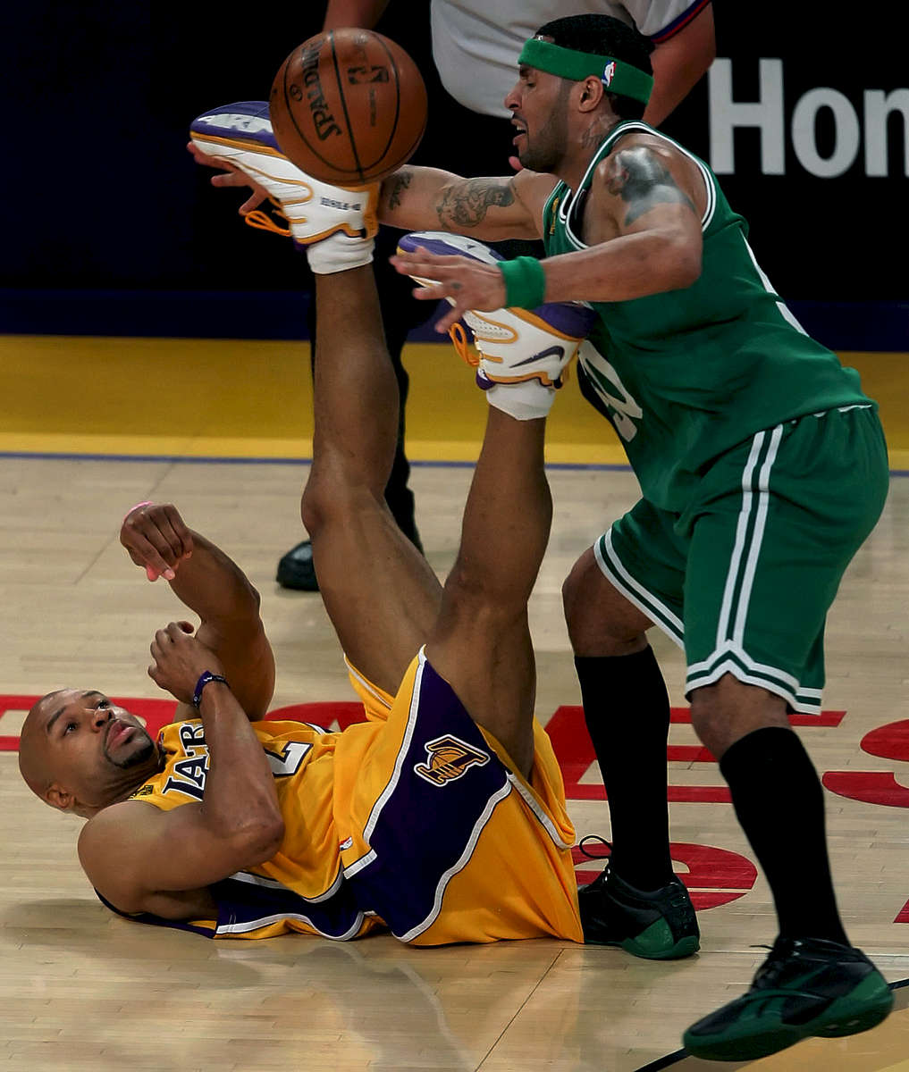 Los Angeles Lakers guard Derek Fisher and Boston Celtics guard Eddie House scramble for a loose ball in the second half during game 3 of the NBA basketball finals at the Staples Center in Los Angeles Calif. TheLakers won 87-81. (The Press-Enterprise/ Mark Zaleski)